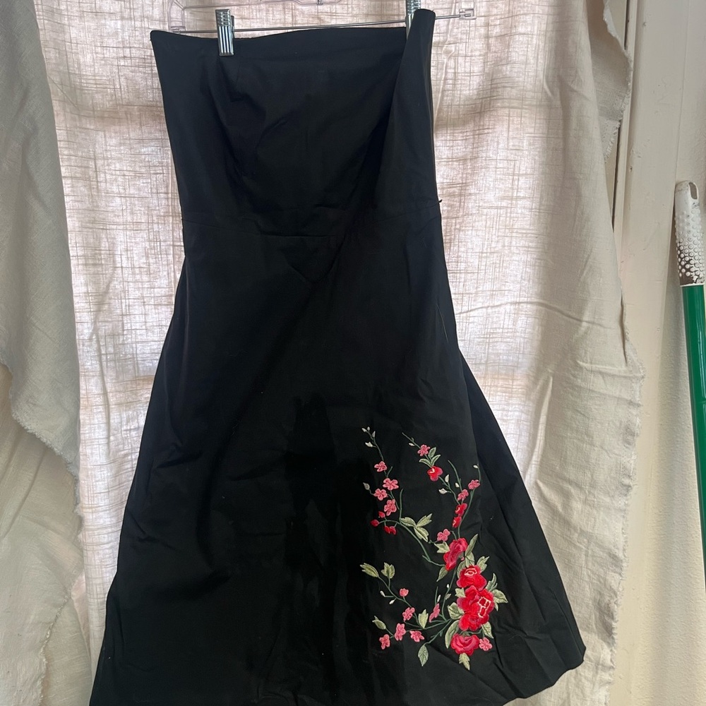 Elegant Black Strapless Dress with Floral Embroidery by Ana Carpri